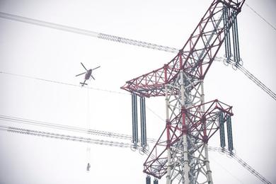 安徽：直升机助力跨江输电“大动脉”带电检修