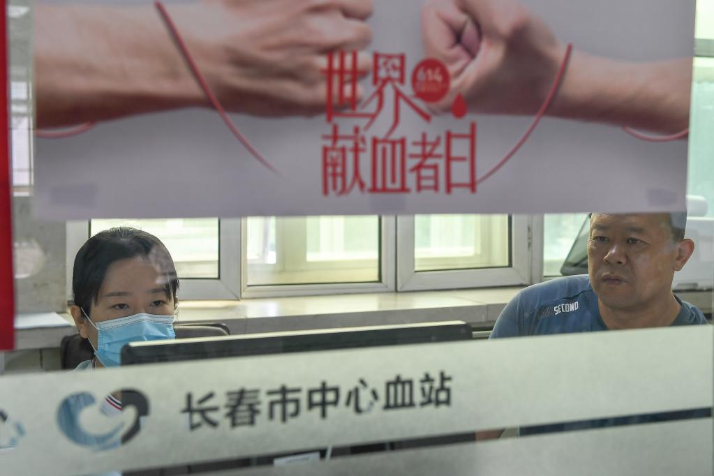 新华全媒+丨致敬&ldquo;熊猫侠&rdquo; 谢谢你们的&ldquo;挽袖相助&rdquo;