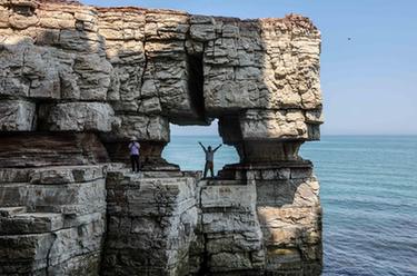 天然&ldquo;栈道&rdquo;引游人