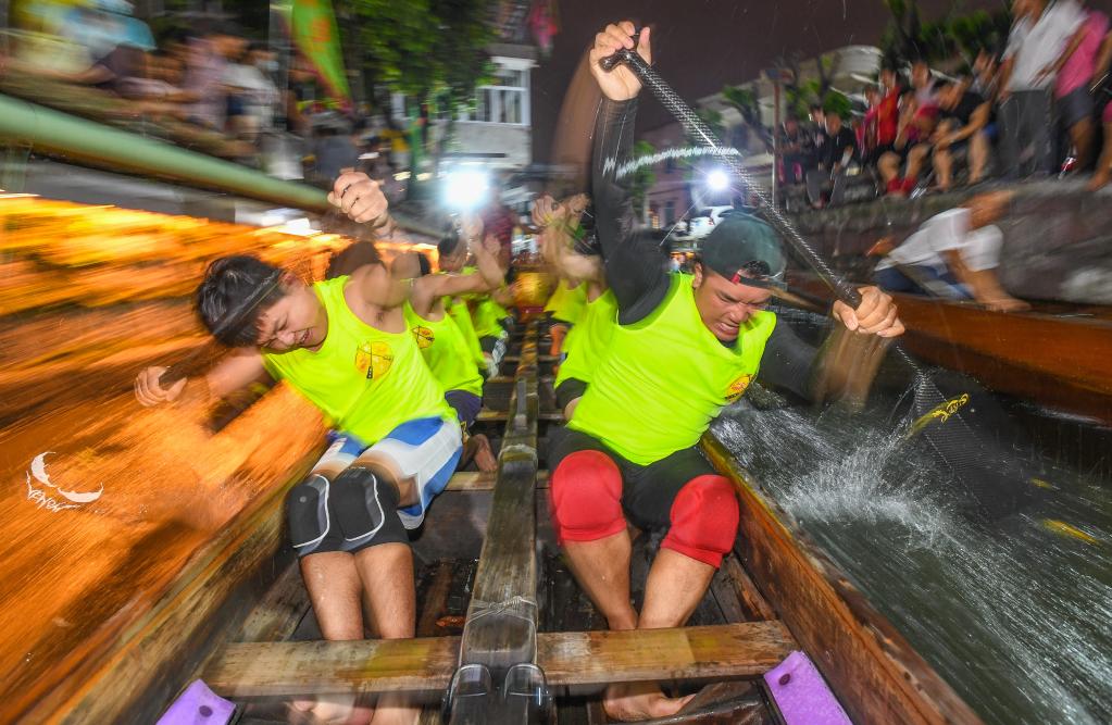 新华全媒＋丨岭南端午龙舟三部曲之&ldquo;狂飙&rdquo;：会漂移能倒挡 这里龙船&ldquo;狂飙&rdquo;