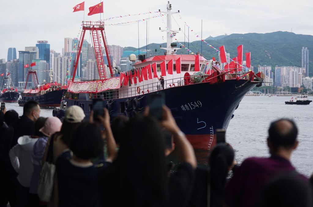 香港渔船维港巡游 庆祝回归祖国26周年