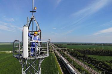 高铁通信工：&ldquo;上塔下井&rdquo;保铁路暑运畅通