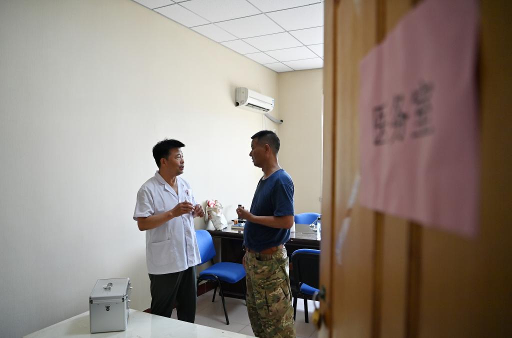 新华全媒+丨与洪水赛跑&mdash;&mdash;带着速效救心丸的村书记