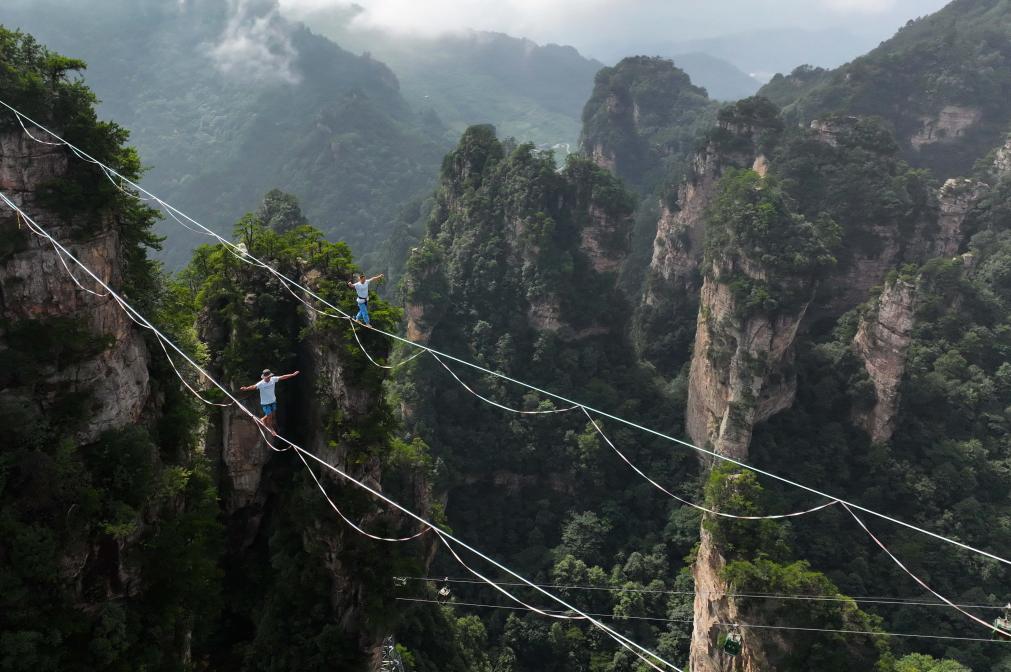 湖南张家界：高空&ldquo;带&rdquo;舞峰林间