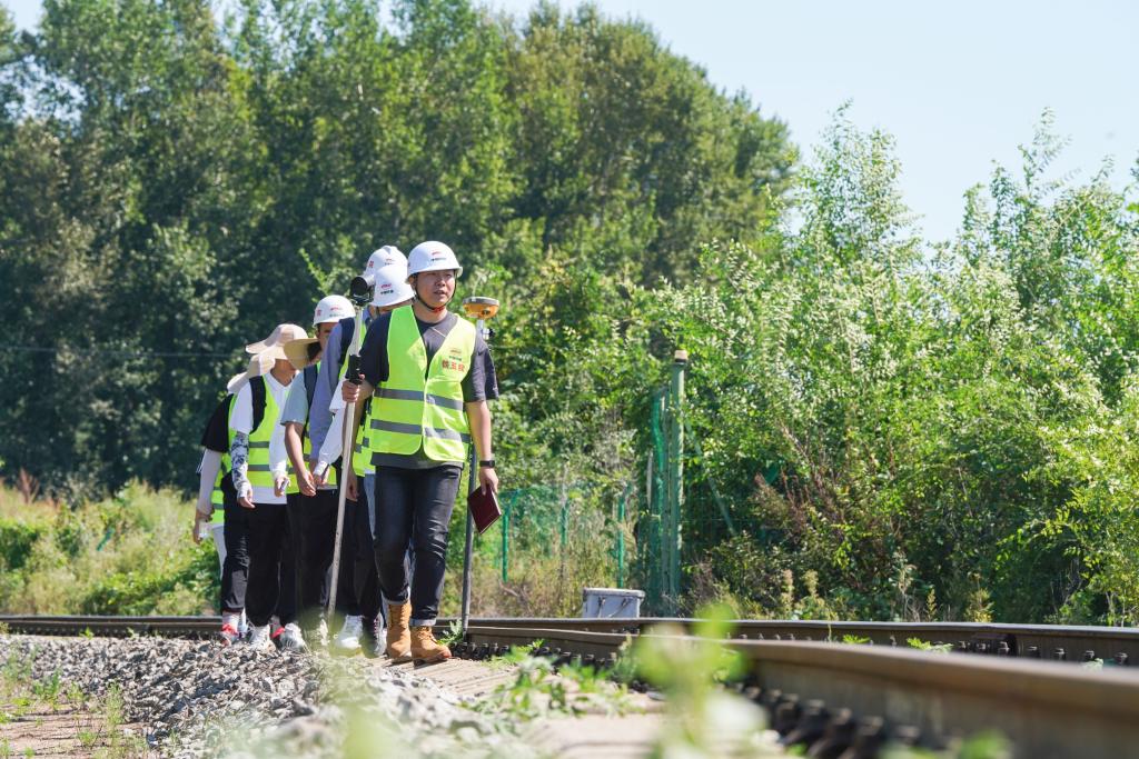 &ldquo;新生代&rdquo;铁路设计师：驻守勘察一线 书写青春华章