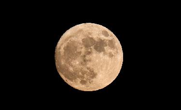 “超级月亮”现身天宇