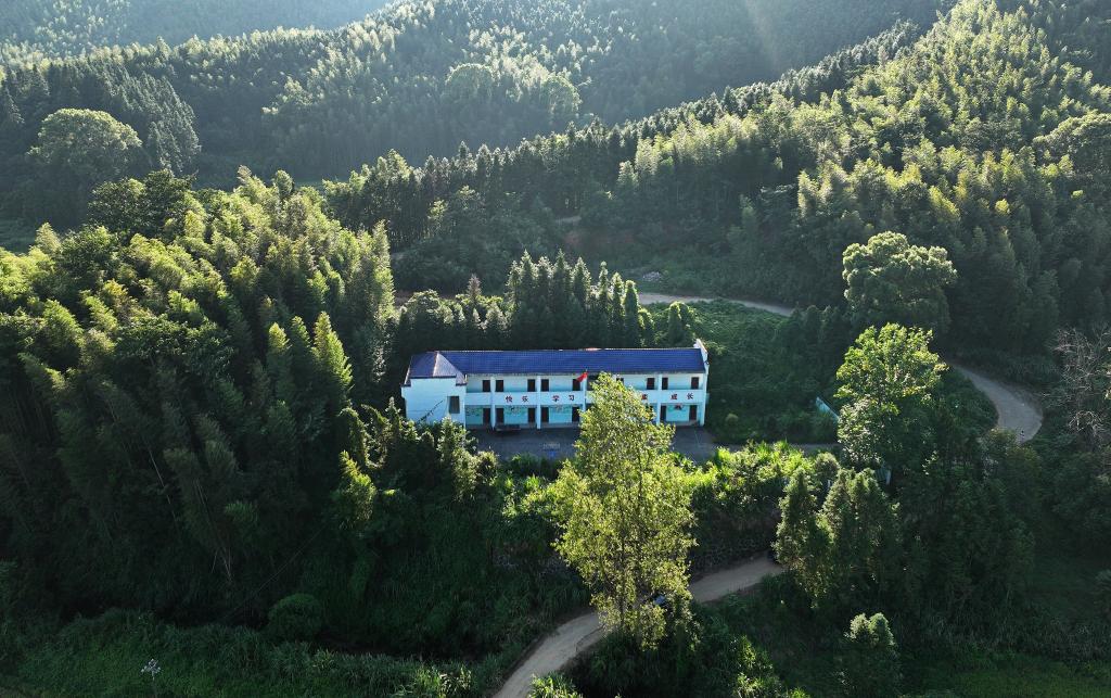 新华全媒+丨一校一师一生 &ldquo;蝴蝶宝贝&rdquo;的&ldquo;私教老师&rdquo;