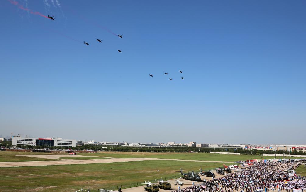 陸軍“風雷”飛行表演隊亮相第六屆中國天津國際直升機博覽會