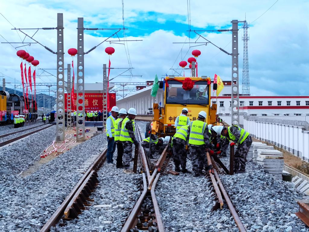 滇藏铁路丽江至香格里拉段全线铺轨完成