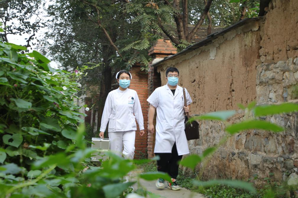 河北保定：&ldquo;家庭医生&rdquo;送诊到家