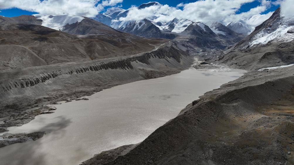 新华全媒+丨我国科考人员首次对卓奥友峰区域冰前湖进行监测