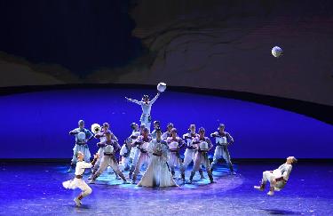 中外杂技演员角逐中国吴桥国际杂技艺术节