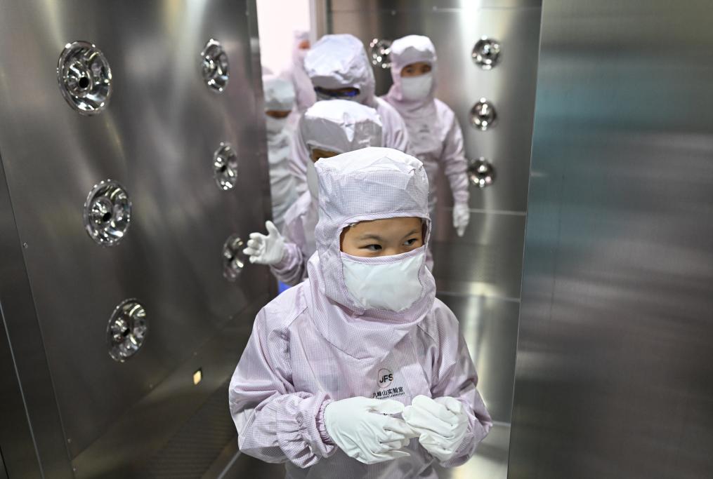 武汉小学生走进&ldquo;好奇芯课堂&rdquo;