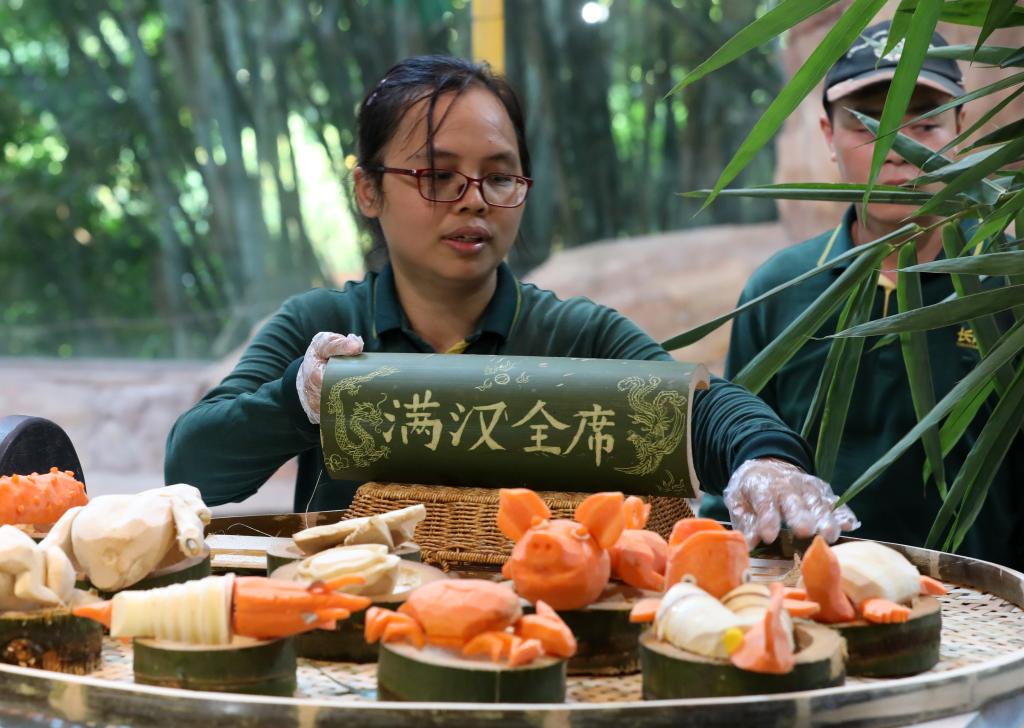 大熊猫享用&ldquo;满汉全席&rdquo;