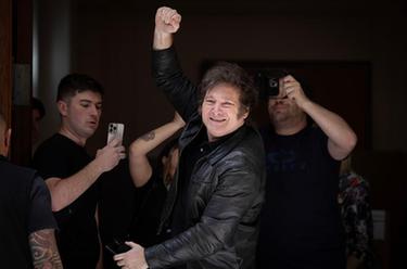 阿根廷进行总统选举第二轮投票 “自由前进党”候选人米莱获胜