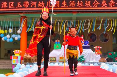 四川泸州：幼儿园举办亲子环保创意时装秀