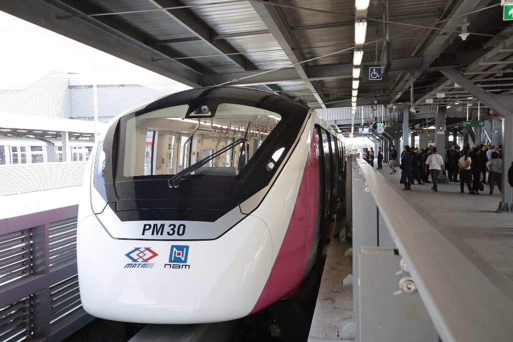 中泰合作建设的“粉线”单轨列车试运行