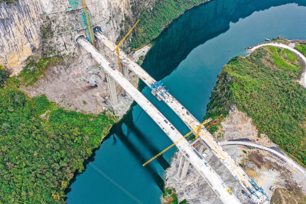 绝壁出蛟龙&mdash;&mdash;渝湘复线高速阿蓬江大桥即将全桥合龙