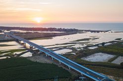 海碧天青 路亦是景