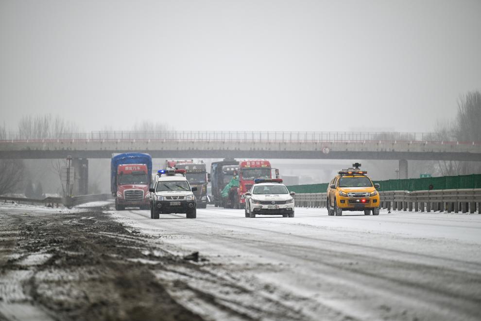 天津高速多部门积极应对降雪天气