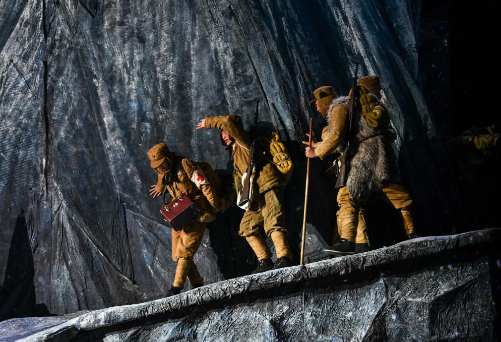 话剧《老西藏》在西藏大剧院首演