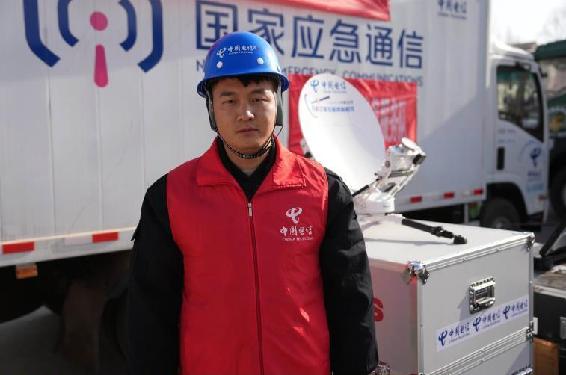 新华全媒＋·积石山6.2级地震丨致敬！救灾一线的身影