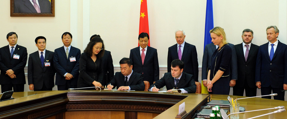 刘云山与乌克兰总理共同出席有关合作协议签字仪式