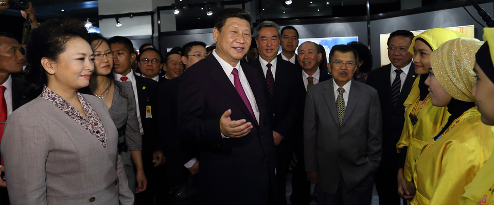 习近平参观&ldquo;中印尼友好&rdquo;图片展