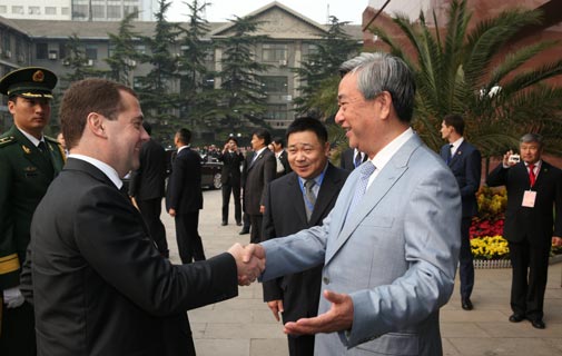 李從軍迎接俄羅斯總理梅德韋傑夫