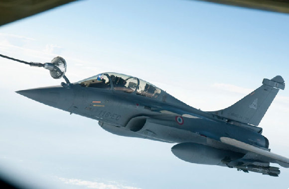 法国阵风战机攻击利比亚期间空中加油