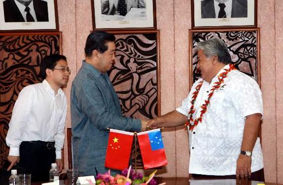 贾庆林与萨摩亚总理图伊拉埃帕共同出席中萨有关合作文件的签字仪式