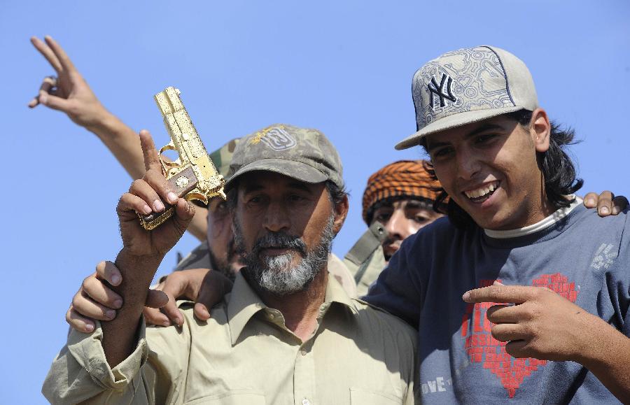 卡扎菲最后的藏身地和金手枪曝光