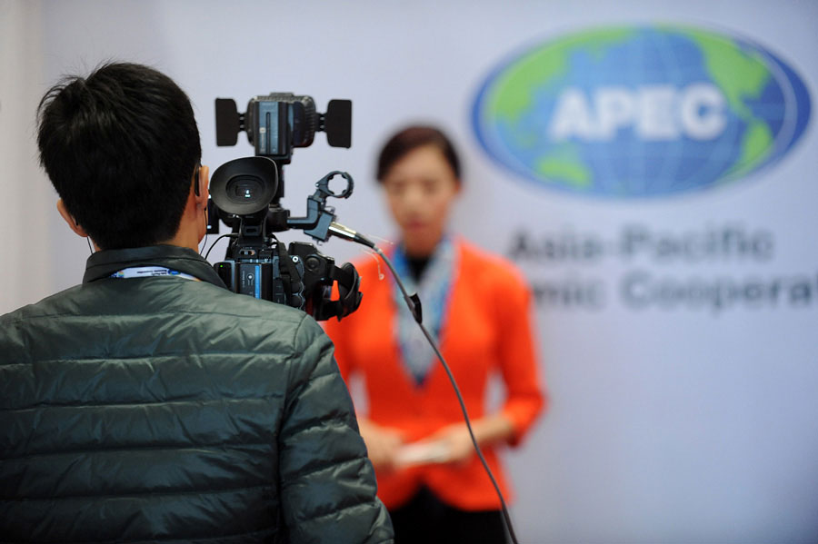 记者节：APEC新闻中心内忙碌的记者们