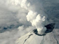 墨西哥两座火山活动频繁 不断有烟雾喷出