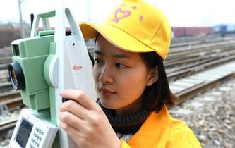 铁路线上的&ldquo;铿锵玫瑰&rdquo;