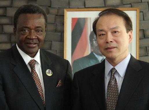 新华通讯社总编辑何平会见津巴布韦媒体、新闻与宣传部长沙穆