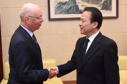 何平会见世界经济论坛主席施瓦布