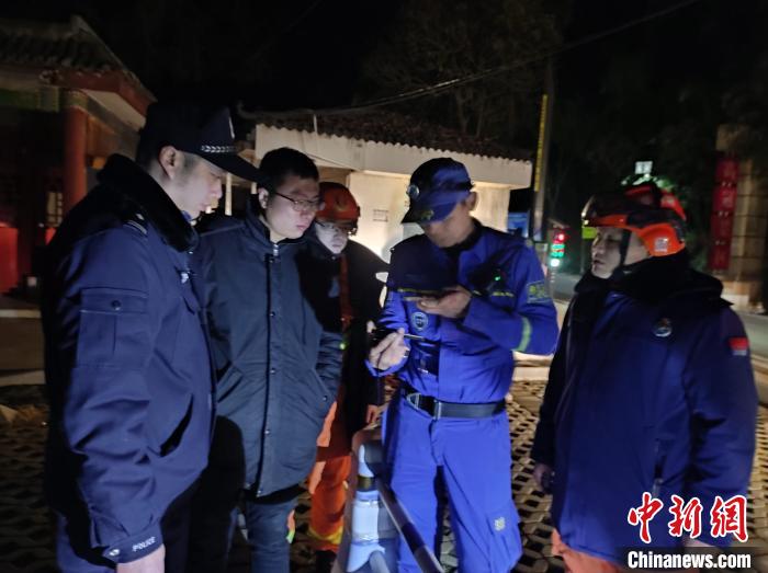 三游客山中游玩遇险西安警方深夜5小时成功施救