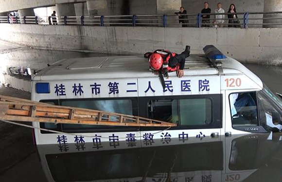 救护车过桥洞时突然熄火 消防架梯营救