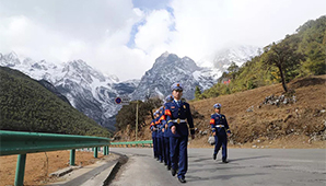 玉龙雪山再添一抹蓝