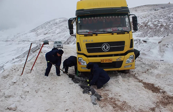 青海玉树：20余车百余人被困 海拔4810米处上演“生死拉力”