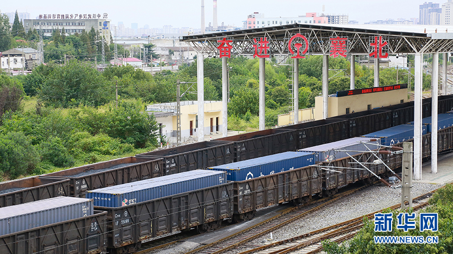 襄阳北站昼夜不息运送电煤,满载电煤的列车不断在襄阳北站进出.