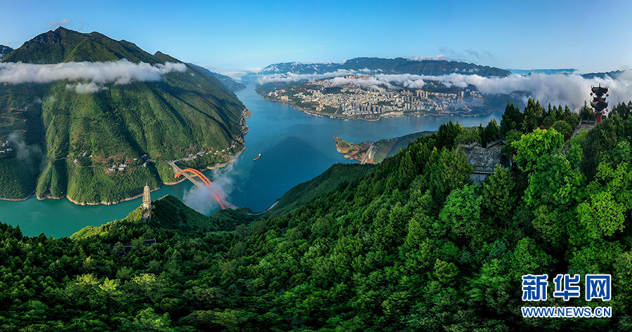 长江三峡:四月云海中,藏着一片绿!