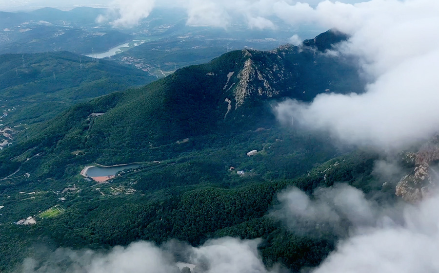 连日来,大连大黑山风景区上演云海奇观.