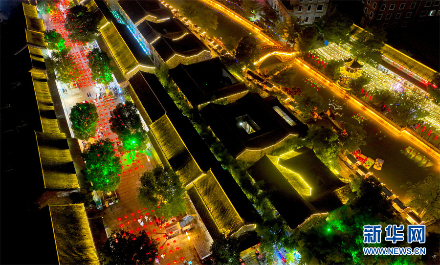 8月30日晚,在安徽省阜阳市颍上县管仲老街拍摄的夜景.