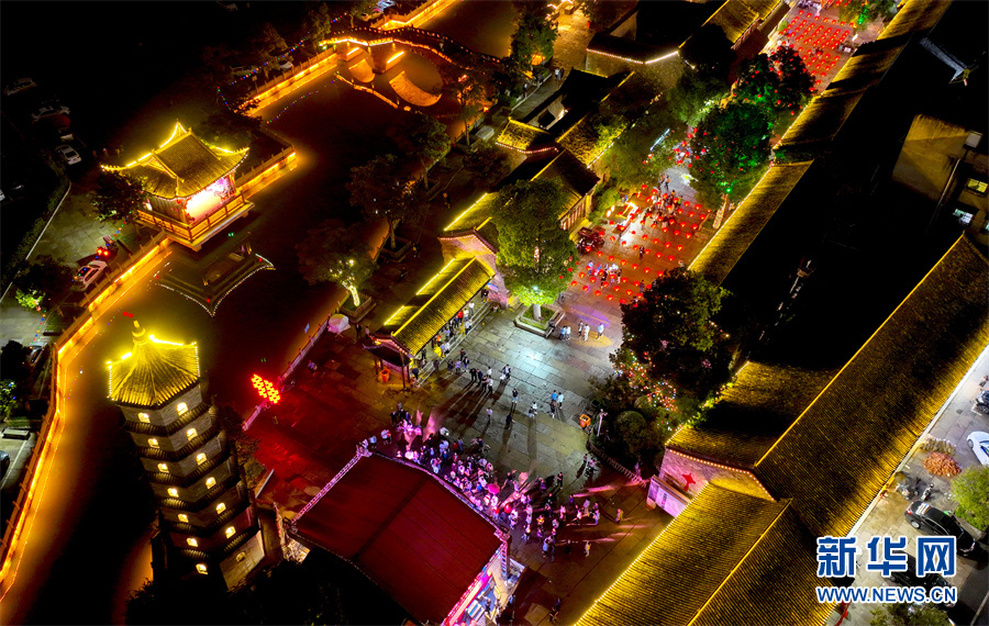 8月30日晚,在安徽省阜阳市颍上县管仲老街拍摄的夜景.