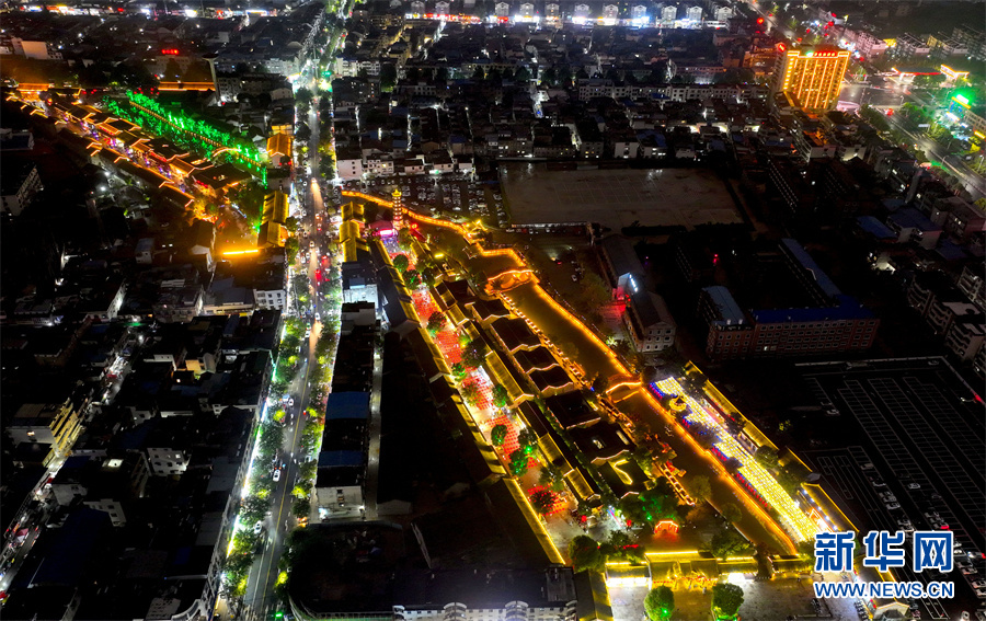 8月30日晚,在安徽省阜阳市颍上县管仲老街拍摄的夜景.