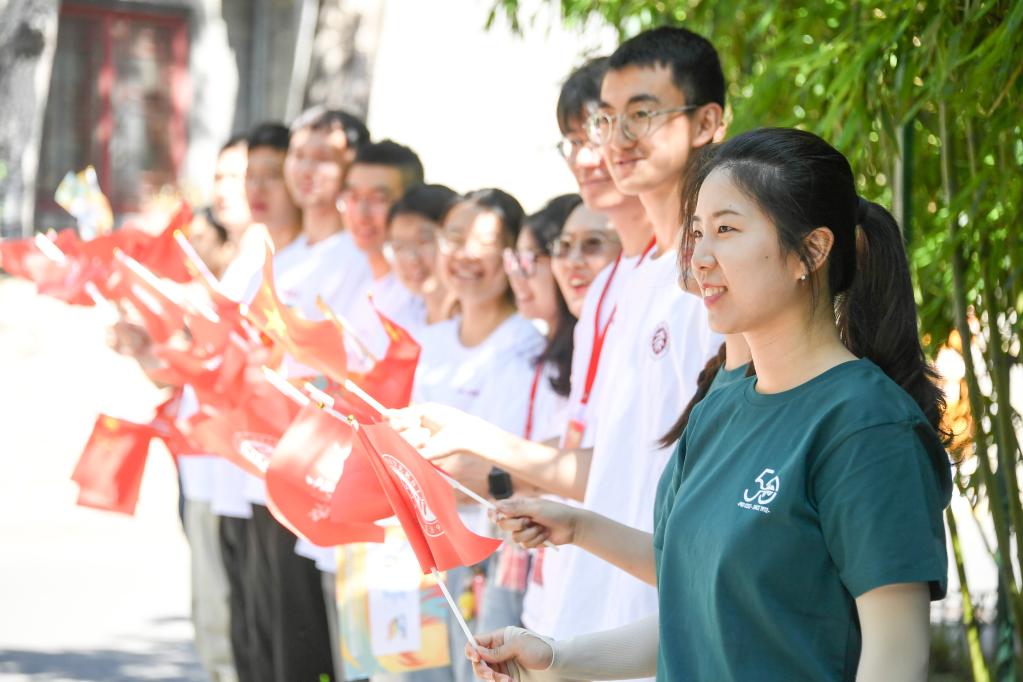 燃青春梦想赴青春之约成都大运会火炬传递在北京大学启动