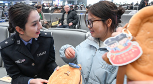 新疆铁警安全宣传护航平安回家路