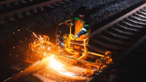 护航春运的“钢轨美容师”